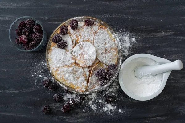 Hausgemachte Pfannkuchen mit Brombeeren, Puderzucker. — Stockfoto