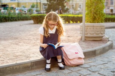 Genç kız öğrenci bir kitap okuma. Kentsel tarzı arka plan