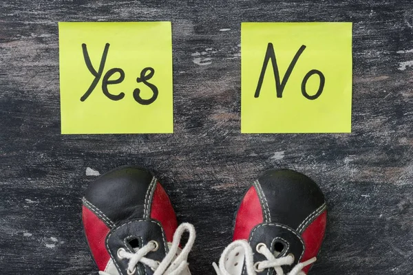 Des baskets. Le choix entre Oui et Non . — Photo