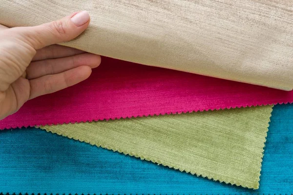 Próbki tkanin, kolorowe wnętrza. Książki z tkaniny na zasłony, Tapicerka — Zdjęcie stockowe
