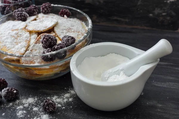 Hausgemachte Pfannkuchen mit Brombeeren, Puderzucker. dunkler Hintergrund. — Stockfoto