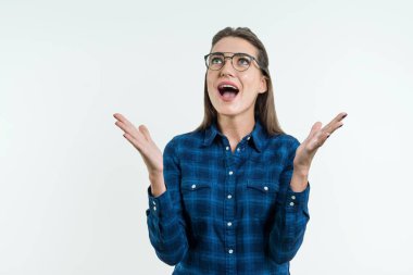 Beyaz arka plan üzerinde bardaklarda sürpriz genç kadın.