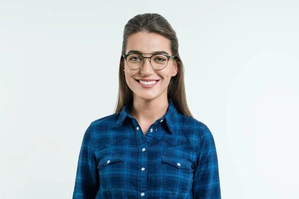 Portrait de jeune femme positive aux longs cheveux raides, aux yeux bleus et au sourire séduisant, posant en studio sur fond blanc . — Photo