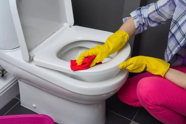 Wanita sedang membersihkan di kamar mandi. Cuci toilet — Stok Foto