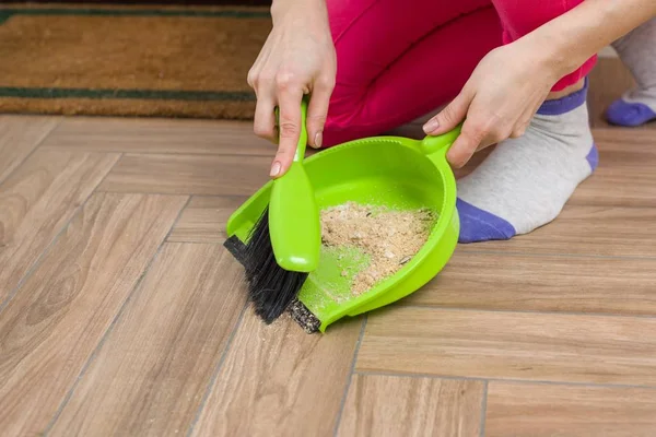 Close-up de mulher limpeza chão com vassoura e poeira Pan — Fotografia de Stock