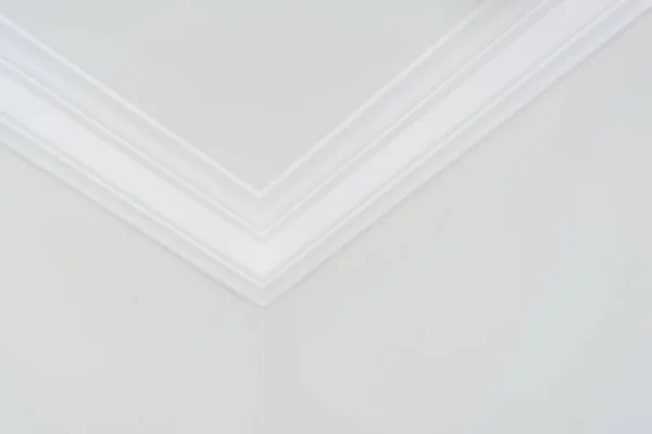 Stropní lišty v interiéru, detail rohu — Stock fotografie