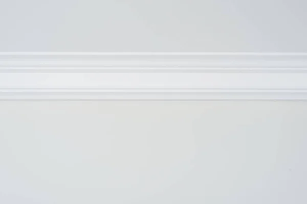 Ceiling moldings in the interior, detail of a flat ceiling skirting — Stock Image Ceiling moldings in the interior, detail of a flat ceiling skirting Royalty Free Stock Images