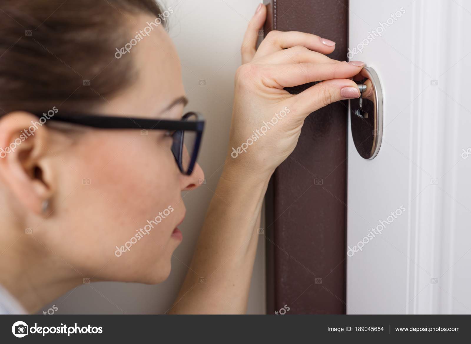 Подсматривание в окна. Мальчик с биноклем. Как называется подсматривающий. Женщина заглядывает. Как называется подсматривающий.