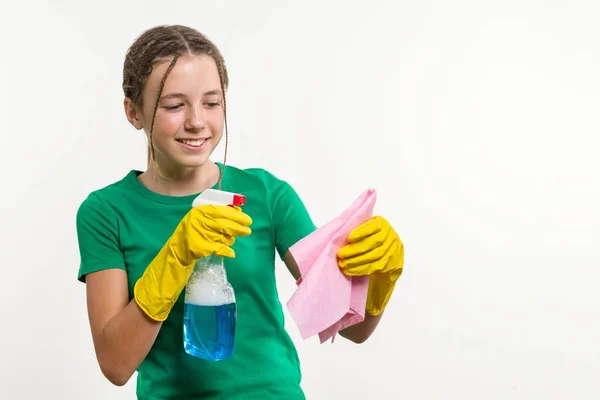 Schoonmaak dag, lente schoonmaak, huishoudelijk werk concept. Het tiener meisje in gele handschoenen met doek en spray wasmiddel. — Stockfoto