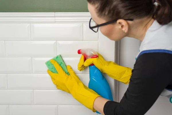 Professionele schoonmaak service. Schone muren in het toilet — Stockfoto