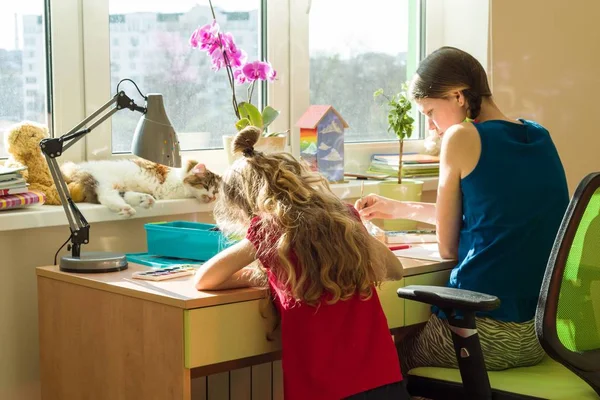 Familia, recreación, creatividad, hogar. Chicas hermanas en casa en la mesa de pintura con acuarela —  Fotos de Stock