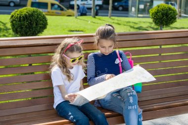 Açık havada dikey çocuk turistler. İle tezgah üzerinde şehir haritası