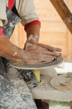 Seramik - eller Master yapan bir kil sürahi Potter direksiyonda yan görünüm