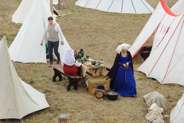 Kiev region, Ua, 24-09-2011. Festival, en iyi manzaraya insan kalabalığı. Kostüm eğlence parkı Kyivan Rus Ortaçağ dönemi Kiev Rus