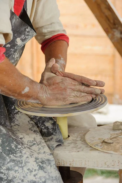 Seramik - eller Master yapan bir kil sürahi Potter direksiyonda yan görünüm