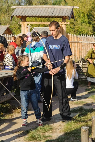 Kyiv region, ua, 24-09-2011. Mädchen-Kind schießt aus dem Bogen, trainiert den Meister. — Stockfoto