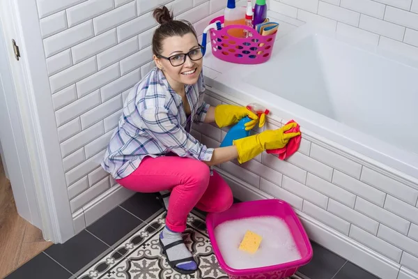 Уборка дома. Женщина убирается в ванной комнате дома — стоковое фото