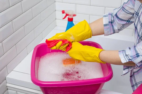 Limpeza da casa. Mulher está limpando no banheiro em casa — Fotografia de Stock