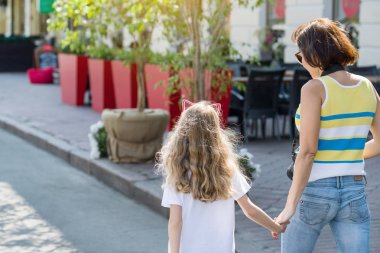 Anne ve çocuk kızı kentsel portresi. Arkadan Görünüm