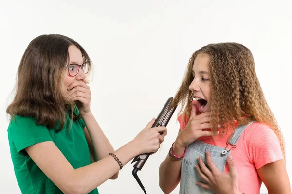 Retrato de duas namoradas adolescentes fazendo penteado em casa. Fundo branco — Fotografia de Stock