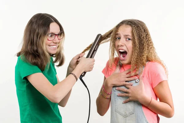 Portret van twee tiener vriendinnen kapsel thuis doen. Witte achtergrond — Stockfoto