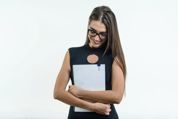 Mujer de negocios en gafas vestido negro documento de celebración. Fondo blanco, espacio de copia —  Fotos de Stock