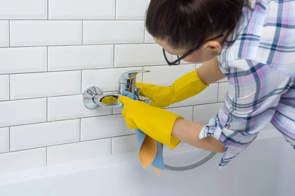 Pulizia della casa. Donna sta pulendo in bagno a casa — Foto Stock