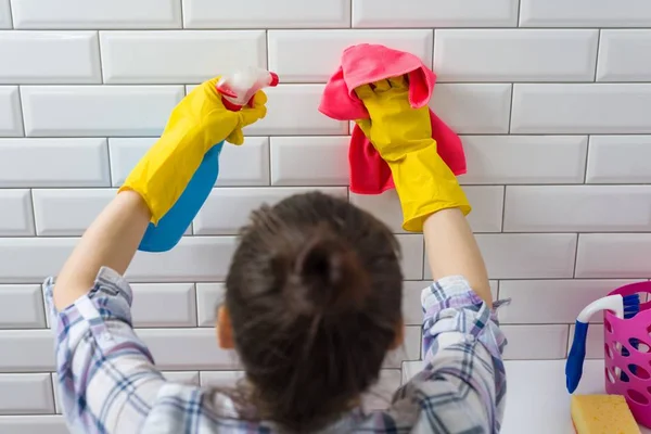 Ev temizliği. Kadın banyoda evde temizlik — Stok fotoğraf