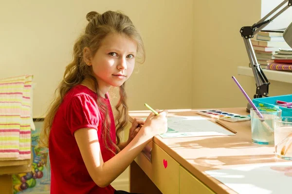 Adorable niña de 7 años, dibuja acuarela en la mesa en casa. Creatividad infantil, recreación, desarrollo — Foto de Stock