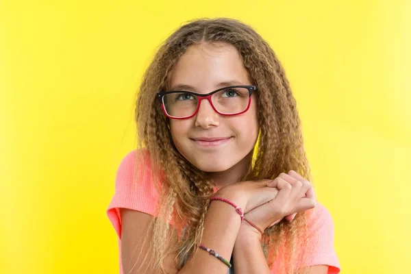 Sonhos de menina adolescente romântico pensativo. Amarelo estúdio fundo . — Fotografia de Stock