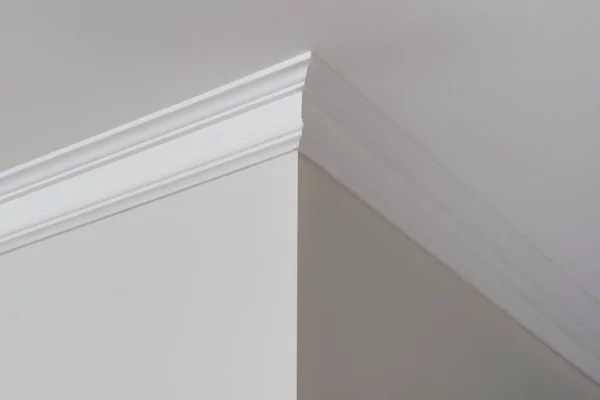 Ceiling moldings in the interior, a detail of corner — Stock Image Ceiling moldings in the interior, a detail of corner Stock Picture