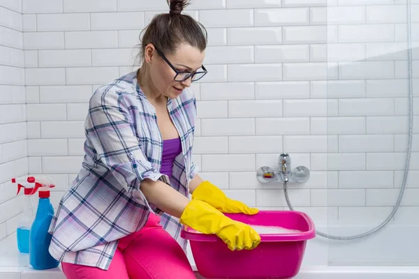 Limpieza de casas. Mujer está limpiando en el baño en casa — Foto de Stock
