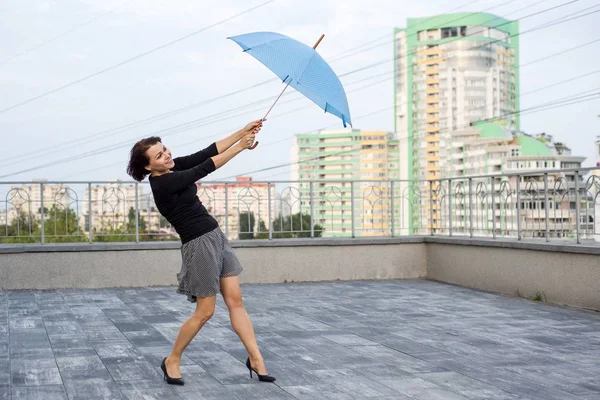 Mulher está voando com guarda-chuva, segurando guarda-chuva — Fotografia de Stock