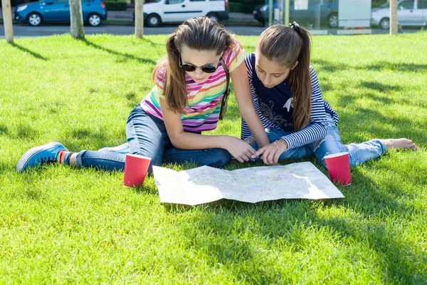 Молоді милі дівчата підлітки з картою міста на відкритому повітрі — стокове фото