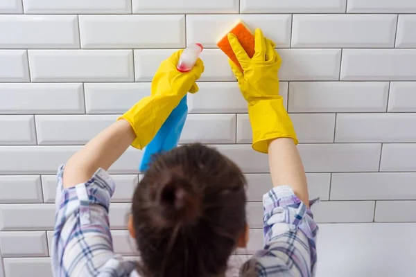 Housemaid woman is cleaning. Wipes the bathroom — Stock Photo, Image