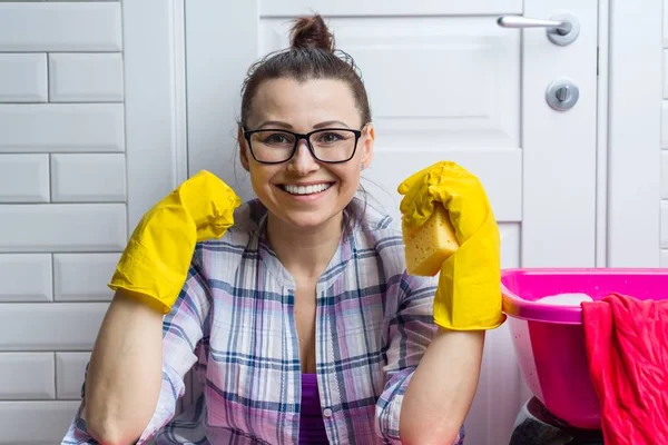 Жінка-покоївка в жовтих рукавичках з миючими засобами — стокове фото