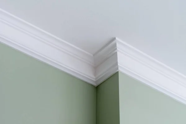 Ceiling moldings in the interior, intricate corner — Stock Photo, Image