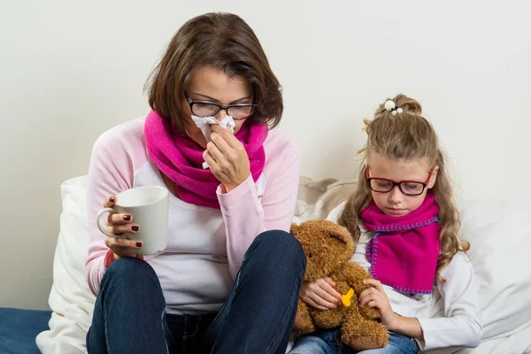 Grip sezonu, hasta anne ve çocuk evde. — Stok fotoğraf