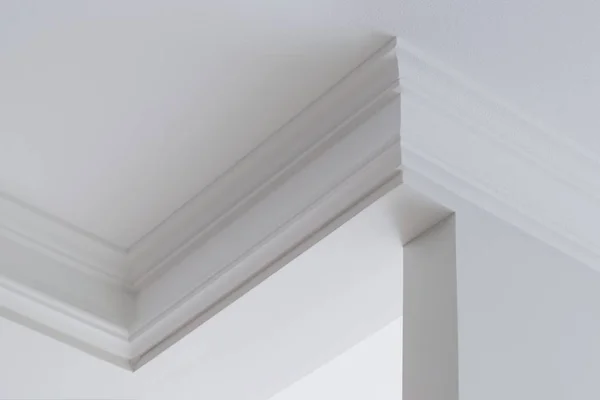 Ceiling moldings in the interior, intricate corner — Stock Image Ceiling moldings in the interior, intricate corner Stock Photo