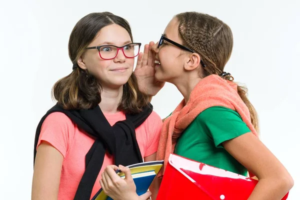 Meninas adolescentes felizes, conversa e segredo . — Fotografia de Stock