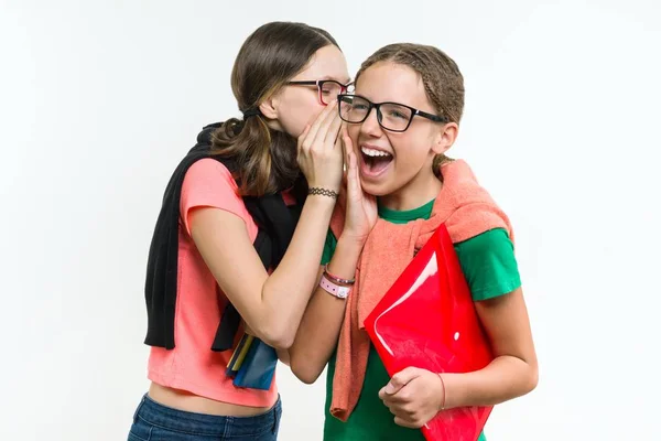 Meninas adolescentes felizes, conversa e segredo . — Fotografia de Stock