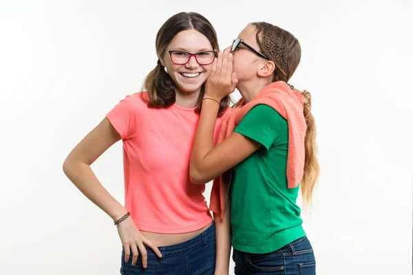 รูปภาพของเด็กผู้หญิงอายุ 12-13 ปีสองคน . — ภาพถ่ายสต็อก