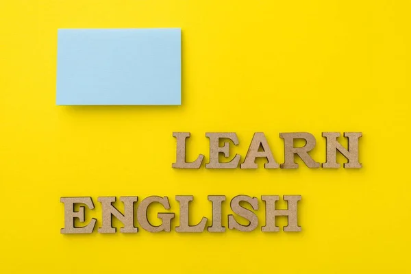 Вивчати англійську мову, з жовтим тлом — стокове фото