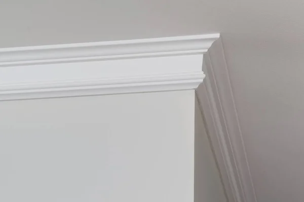 Ceiling moldings in the interior corner — Stock Photo, Image