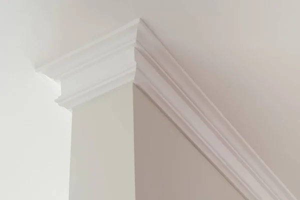 Plafond sierlijsten in het interieur ingewikkelde hoek — Stockfoto