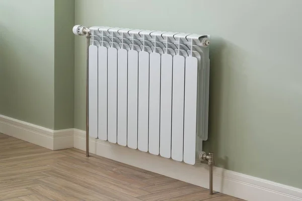 Topení, bílý radiátor v bytě — Stock fotografie
