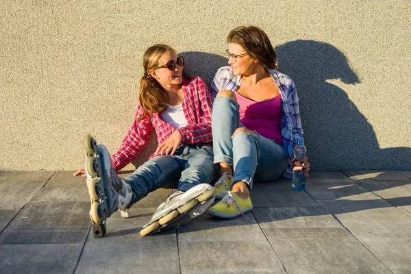 Retrato al aire libre de madre e hija adolescente —  Fotos de Stock