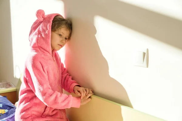 Πορτρέτο ενός κοριτσιού στο μαλακό ζεστό ροζ πιτζάμες. — Φωτογραφία Αρχείου