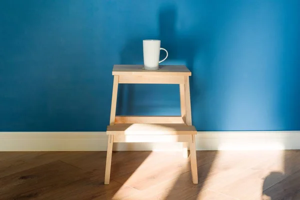 一个杯子站在一把木椅上. — 图库照片