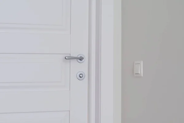 Detail of white interior door with chrome door handle and latch — Stock Photo, Image